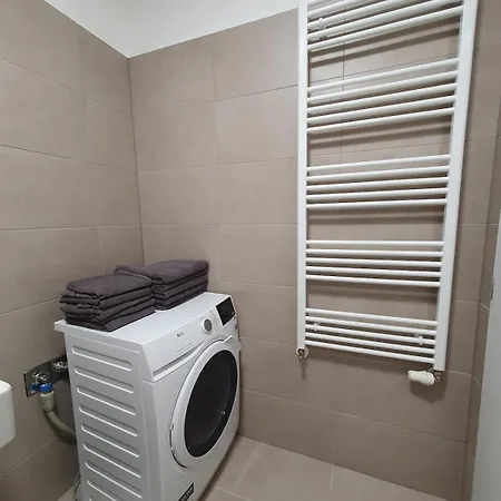 Lovely 2-bedroom In * Μπρατισλάβα