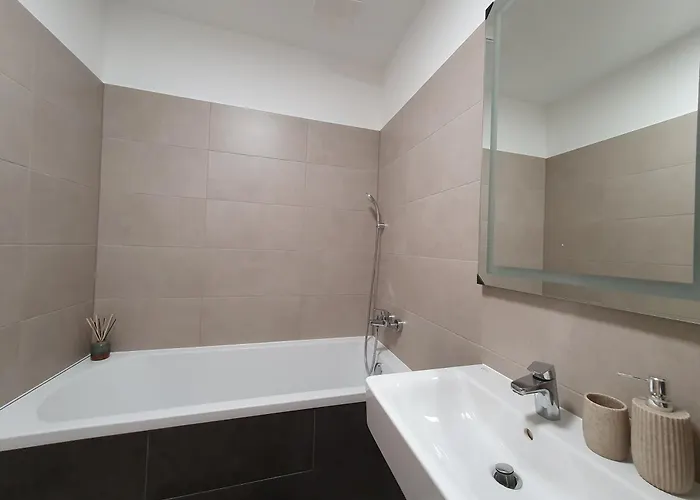 Lovely 2-bedroom In Apartamento *